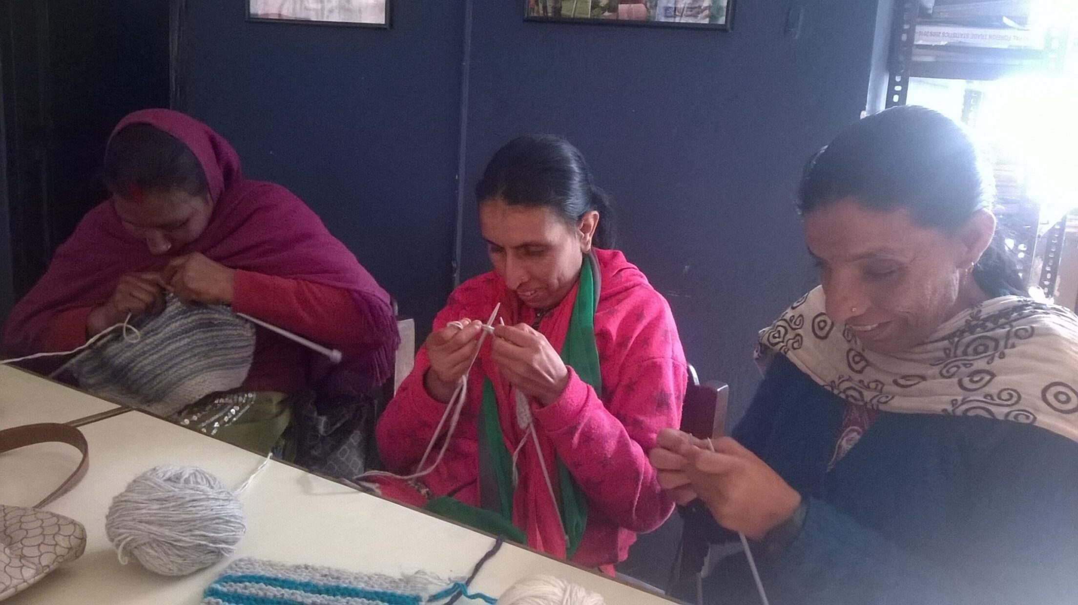 在 Sparsha 进行培训 - 由 Rukmani Devi shrestha 培训 - Rochak 手工编织
