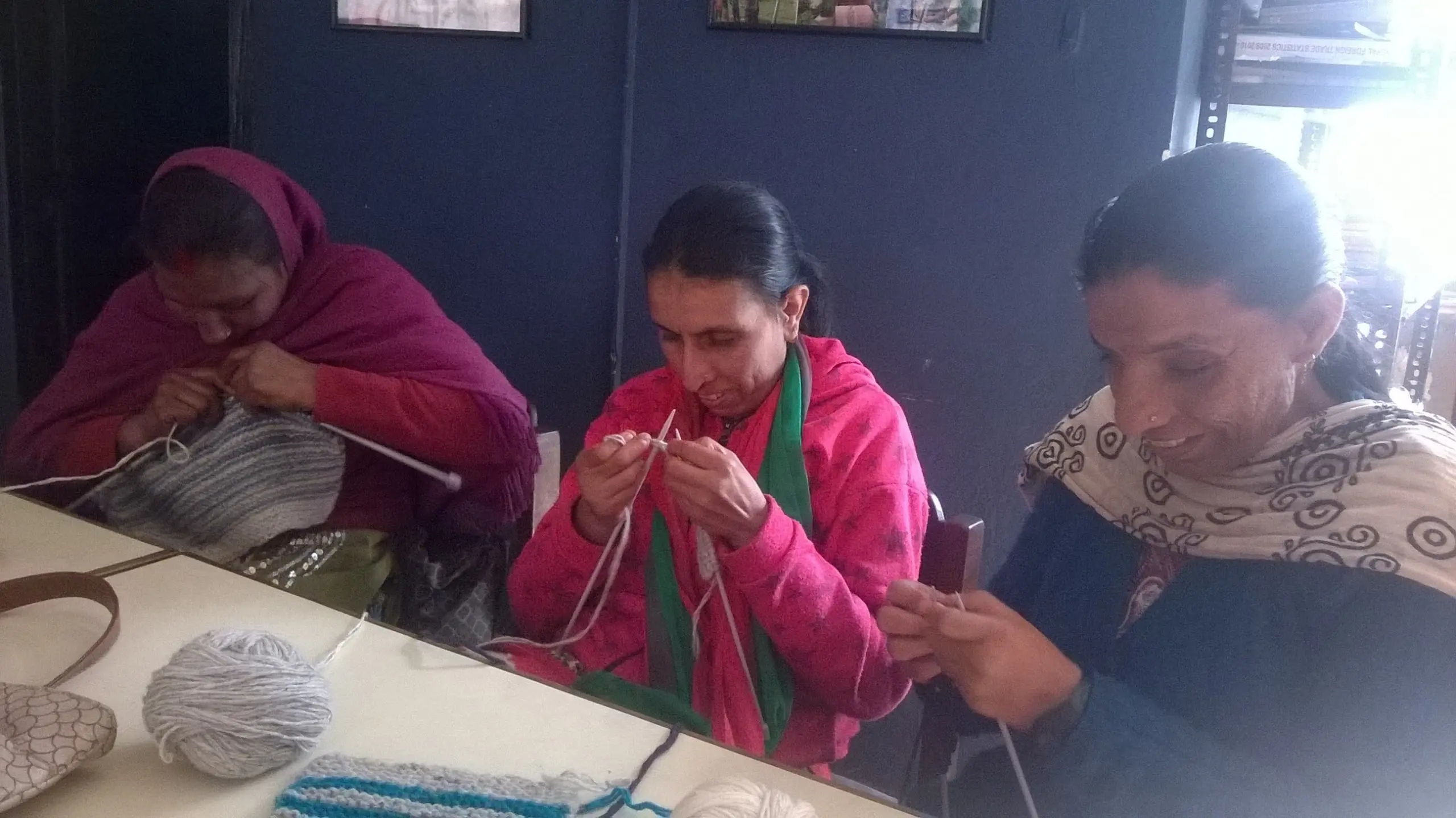 在 Sparsha 进行培训 - 由 Rukmani Devi shrestha 培训 - Rochak 手工编织