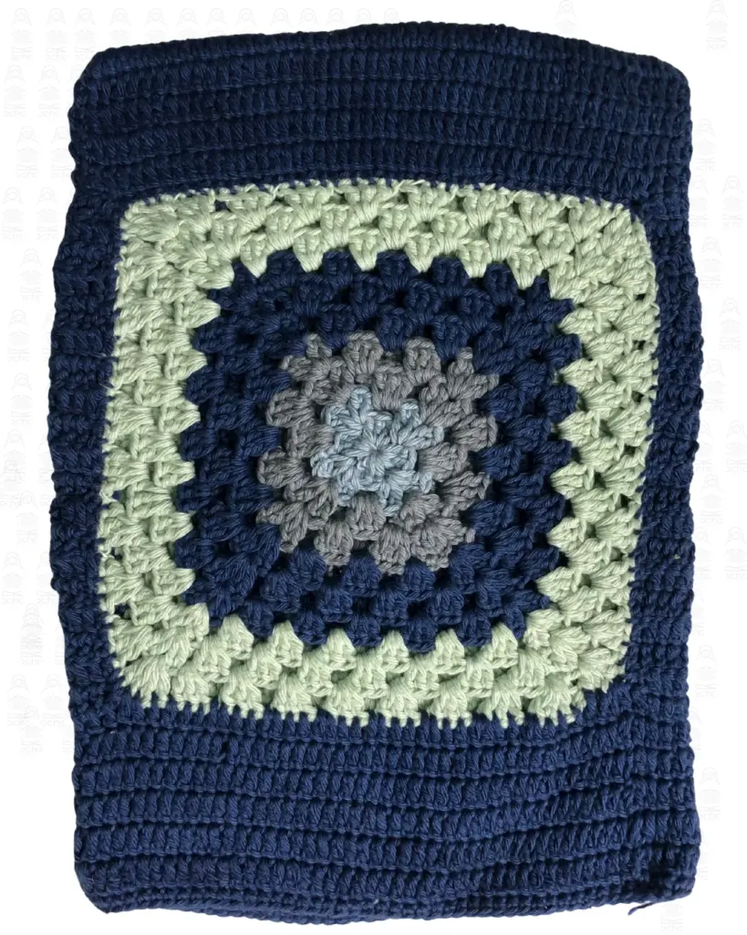 accessori lavorati a mano realizzati dalla magliaia da donna presso Rochak handknit Craft