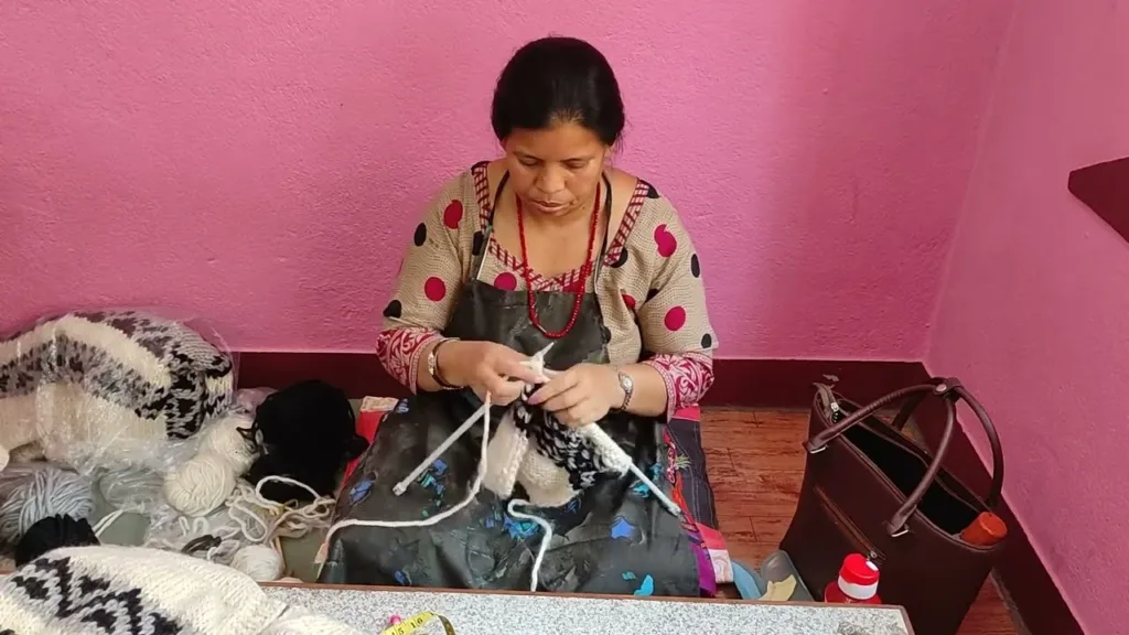 Über Rochak Handstrick-Handwerk 1 Video-Vorschaubild: Handgestrickter Pullover aus dickem Garn im Zeitraffer