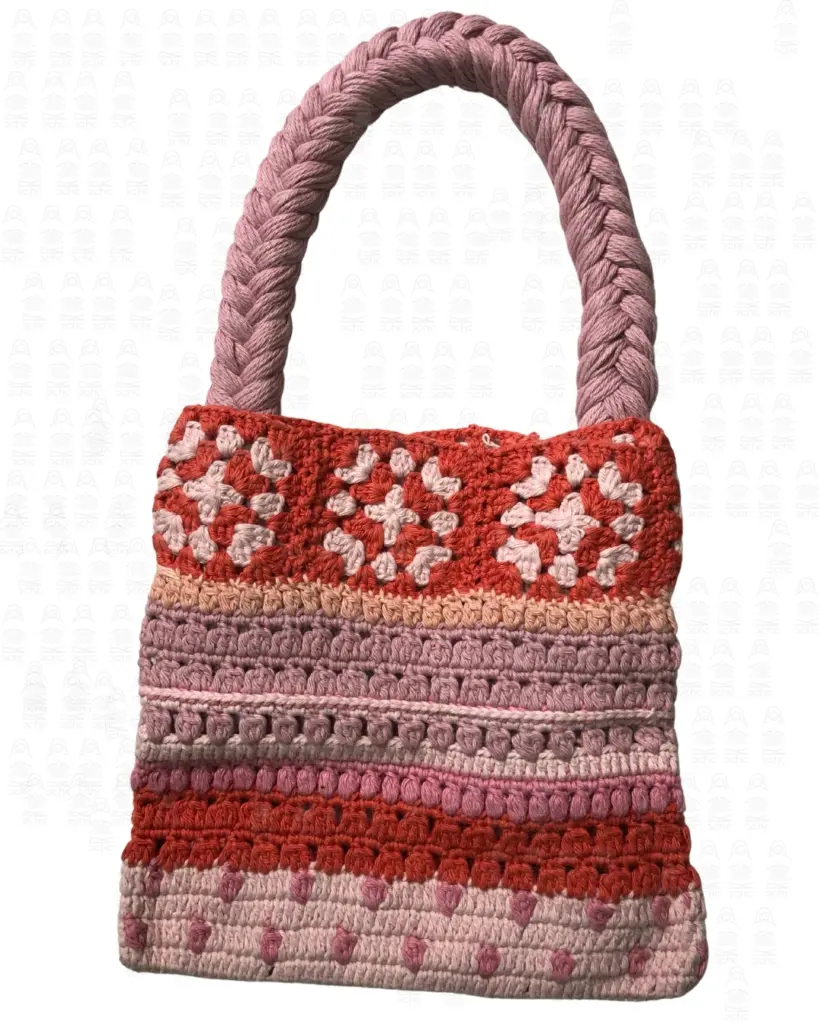 accessori lavorati a mano realizzati dalla magliaia da donna presso Rochak handknit Craft