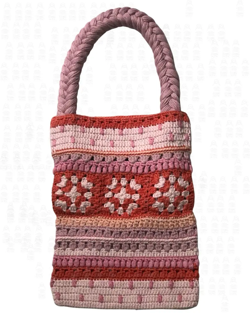 accessori lavorati a mano realizzati dalla magliaia da donna presso Rochak handknit Craft