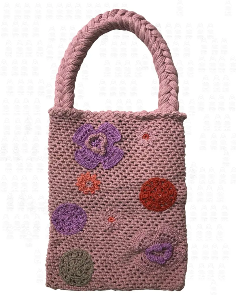 accessori lavorati a mano realizzati dalla magliaia da donna presso Rochak handknit Craft