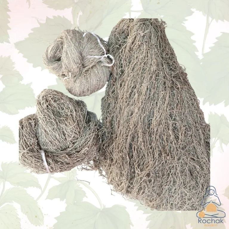Le fibre di ortica (Allo) vengono estratte dagli steli delle piante di ortica (Girardinia diversifolia) che crescono nella regione himalayana.